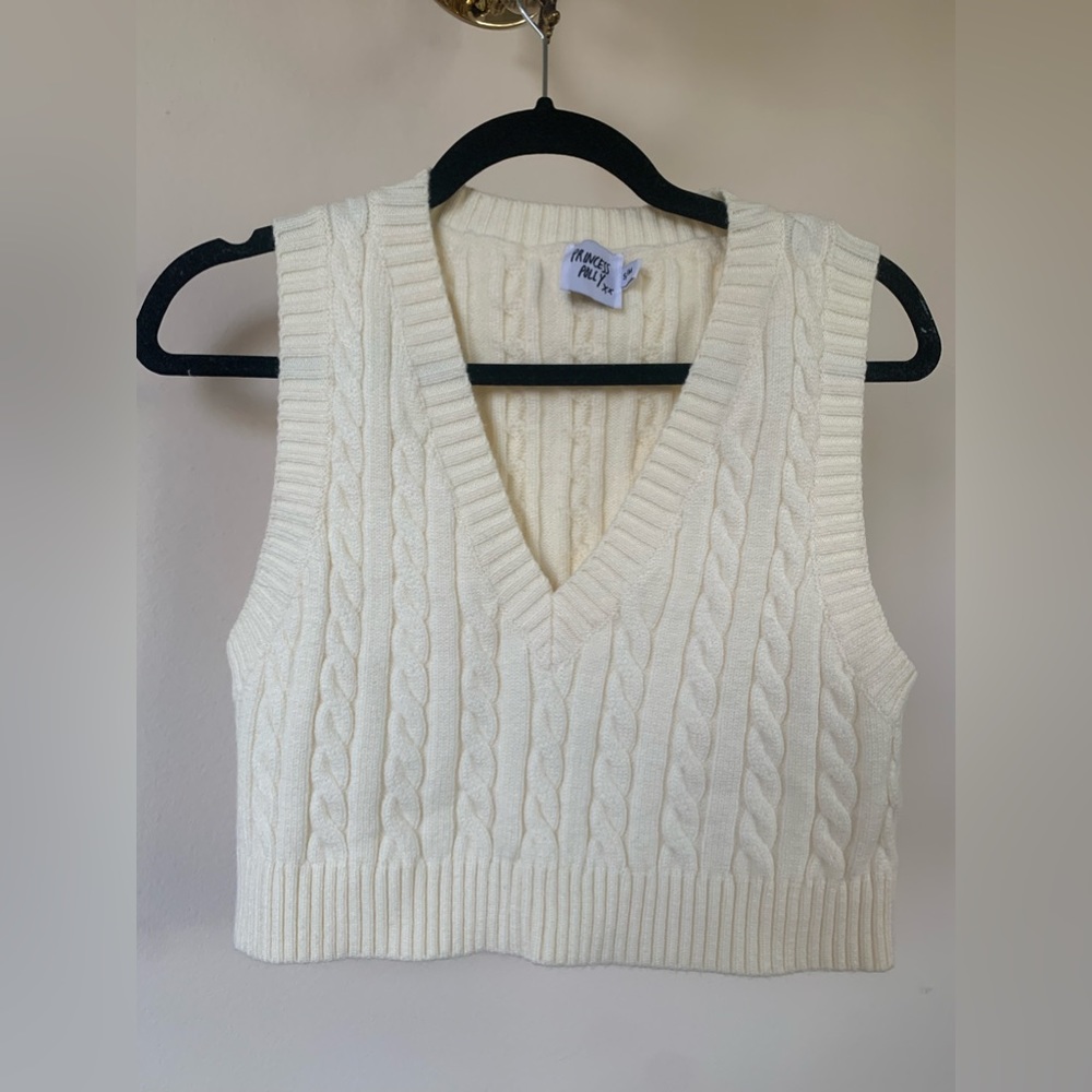 PRINCESS POLLY CREAM “SYDNEY CROPPED SWEATER VEST” IN SIZE S/M
